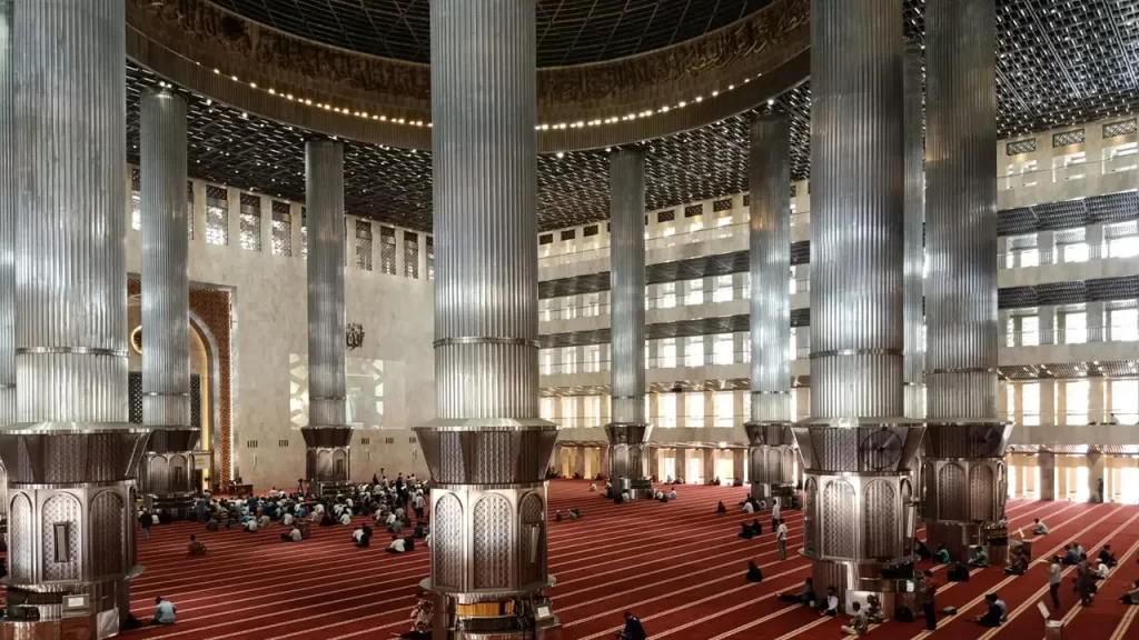 Salah satu ciri khas desain interior Masjid Istiqlal adalah ruang utama yang luas dan terbuka. Sumber Liputan6