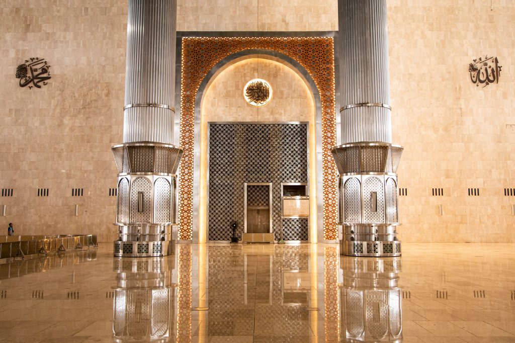 Mihrab Masjid Istiqlal yang elegan dan berukiran. Sumber Lakaid