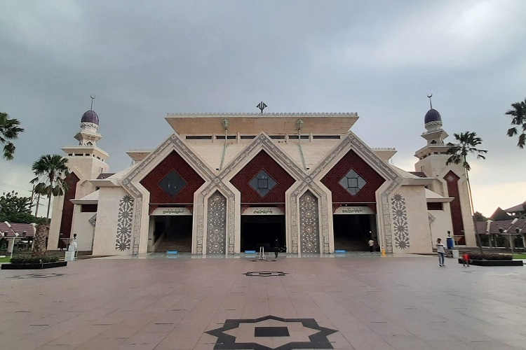 Masjid Agung At-Tin, Sumber: megapolitan.kompas.com